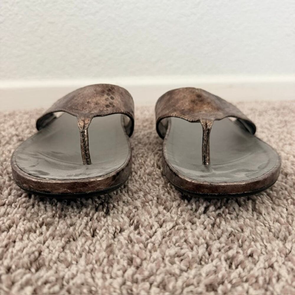 Bandolino Women's Sandals 8.5B Bronze Thongs Flip Flops Reptile Print .75 Heel - Picture 5 of 13